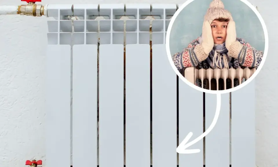 Chłopak w czapce i szaliku trzyma się za głowę, bo zimne grzejniki na dole nie grzeją.