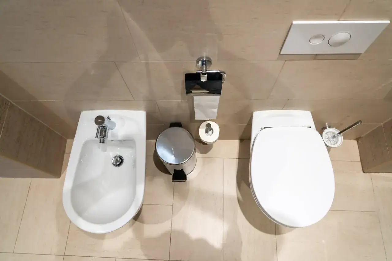 Łazienka z bidetem i WC. Odległość między wc a bidetem jest optymalna dla komfortowego użytkowania.