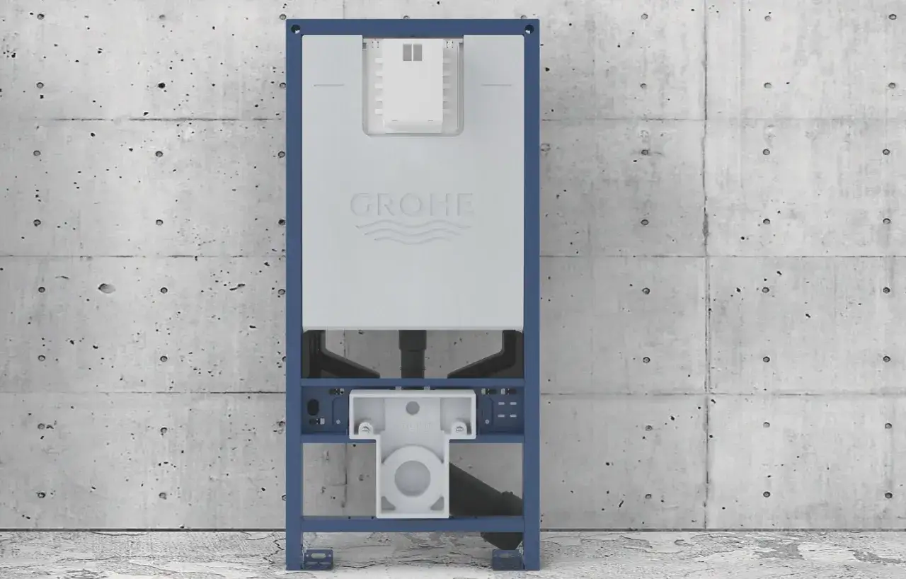 Stelaż podtynkowy Grohe z widocznym mechanizmem spłuczki. Precyzyjne wymiary zapewniają idealną odległość geberitu od ściany.