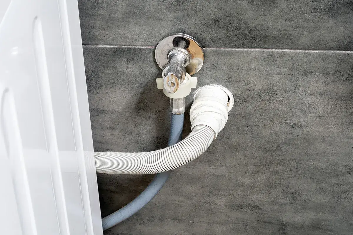 Instalacja odpływu do pralki. Wąż odpływowy podłączony do zaworu ściennego. Pytanie: na jakiej wysokości odpływ do pralki?