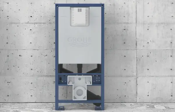 Stelaż podtynkowy Grohe z widocznym mechanizmem spłuczki. Pokazuje, jak ważna jest precyzyjna odległość geberitu od ściany dla estetyki i funkcjonalności łazienki.